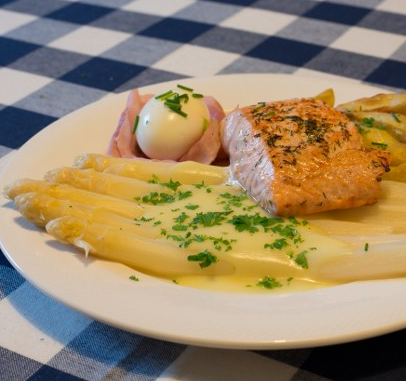Zalm met asperges en beurre blanc